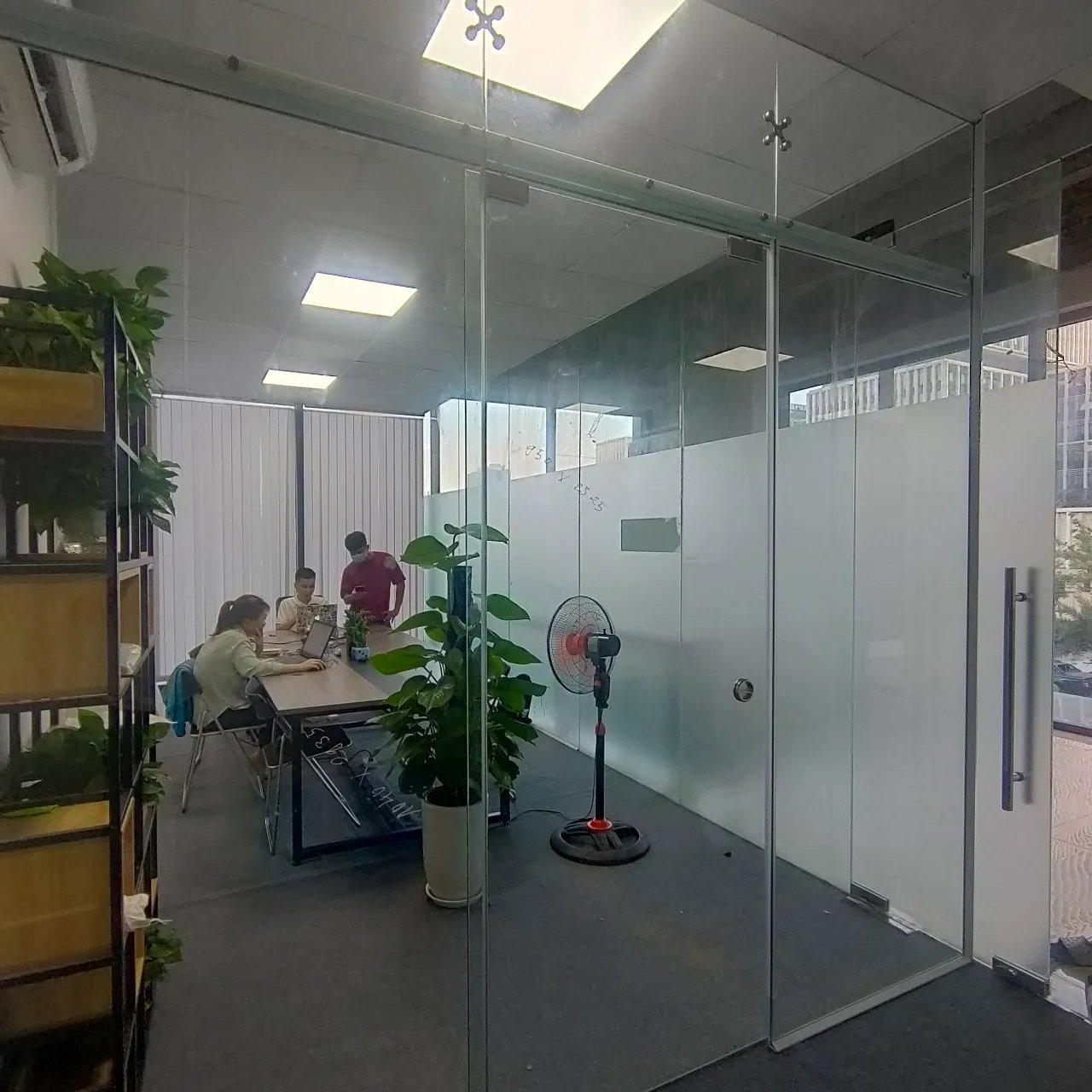 cua kinh cuong luc gia re 03